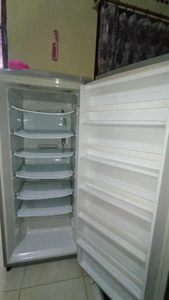 Dijual cepat kulkas freezer AQUA
