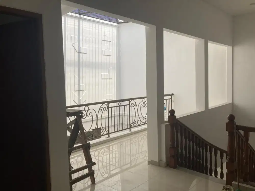 Disewakan Rumah Raya Manyar Tirtoyoso 2 Lantai Cocok Untuk Kantor, Usaha Online