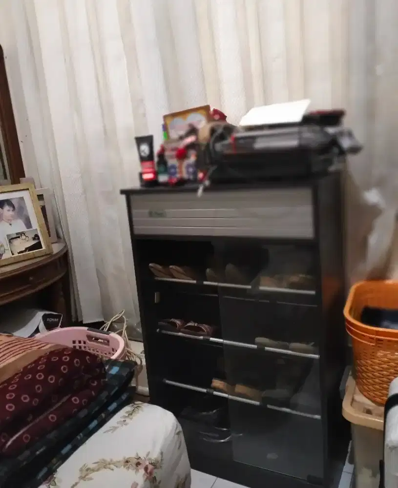 Lemari Sepatu dengan Dua pintu