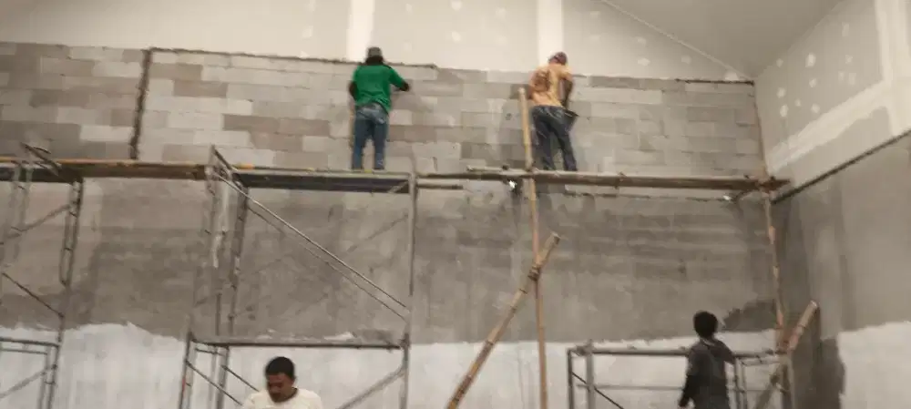 Tukang ahli bangunan borongan dan harian