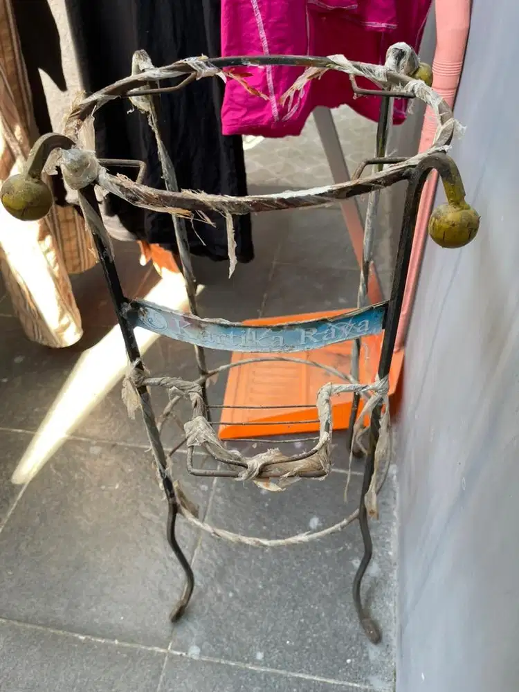 Meja Besi Tidak Terpakai