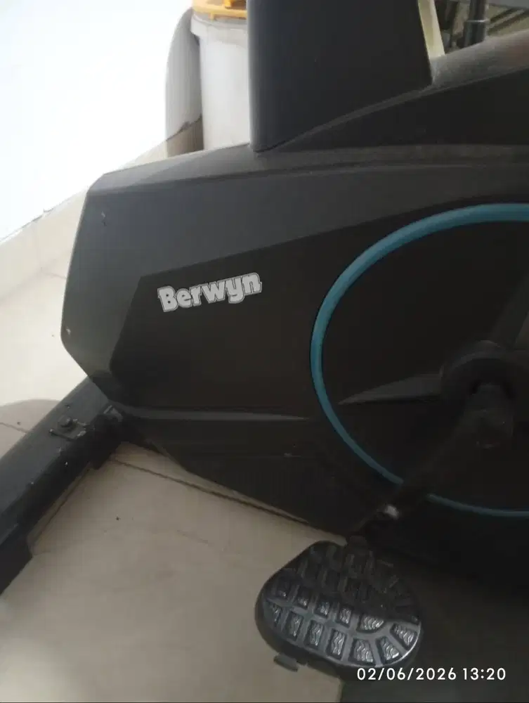 Sepeda statis merk berwyn bekas pakai harga nego abis