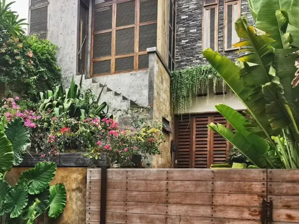 Dijual Rumah Mewah Cantik Strategis 3 Lantai Ada Swimming Pool Dekat Aeon Mall Tanjung Barat di Pejaten Jaksel Rn-18392