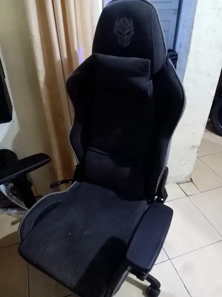 Dijual 1 set PC Komputer beserta Monitor dan Kursi gaming REXUS RGC105