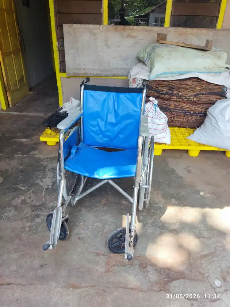 Kursi roda tinggal pakai