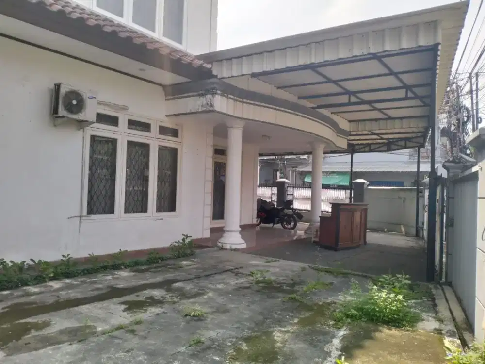 Dijual Cepat Rumah Luas, Hook di Mampang Prapapatan - Jakarta Selatan dengan harga yg menarik