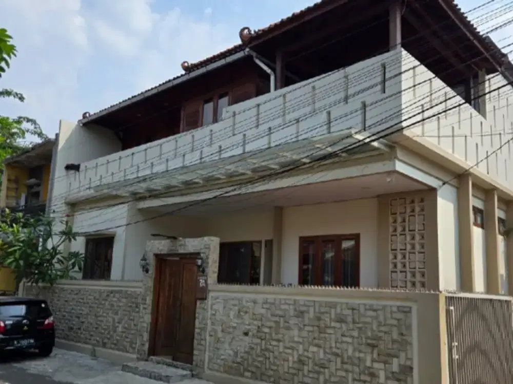 Rumah 2 lantai Hook di Joglo