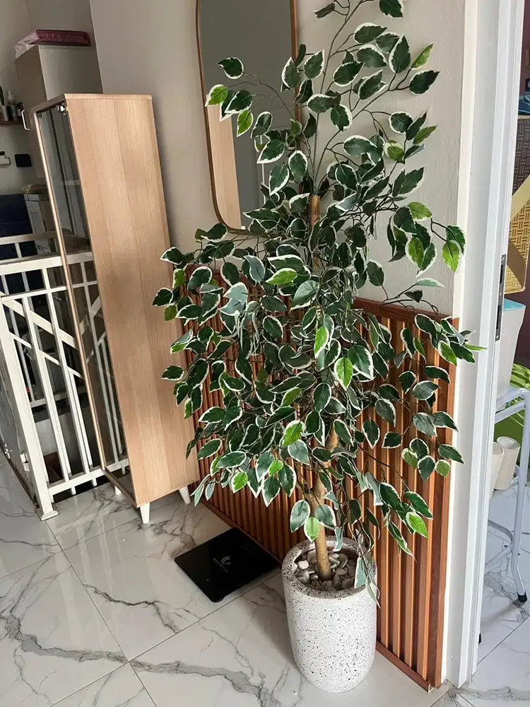 Pohon artificial dengan pot dan batu
