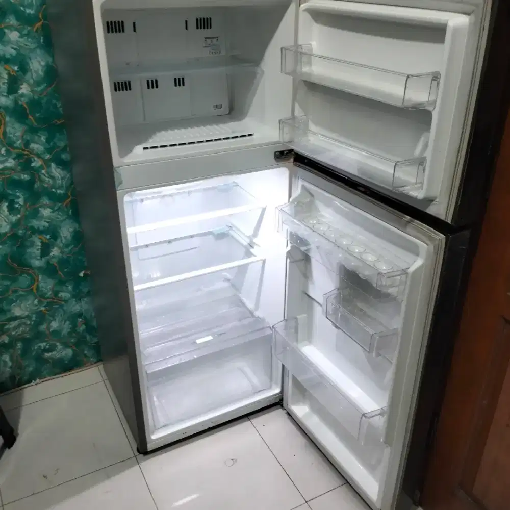 Bismillah semoga laku jual kulkas dua pintu merk LG inverter no minus