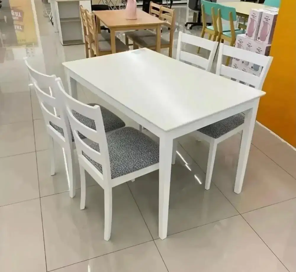 Meja makan yania