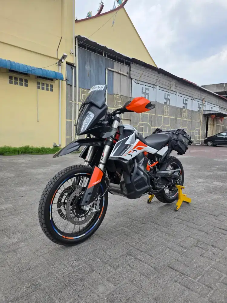 KTM 790 Adventure R Putih Hitam 2023 NIK 2022