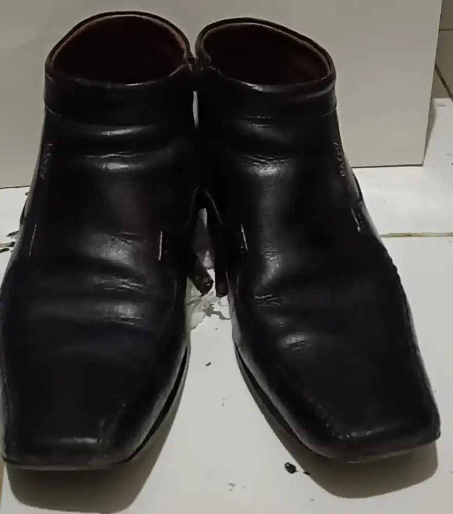 Sepatu formal boot kulit Bally