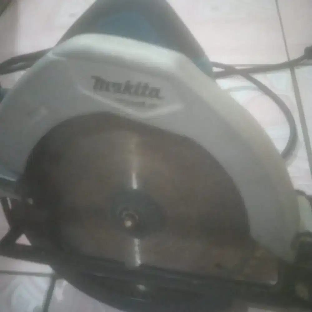 Mesin Potong Triplek dan Kayu Makita