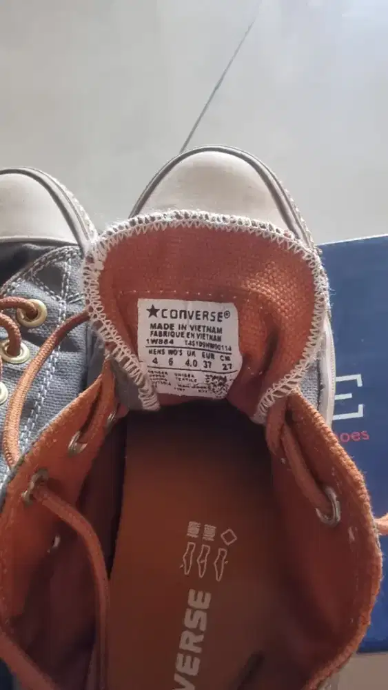 Sepatu converse bekas