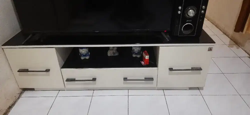 Meja tv minimalis