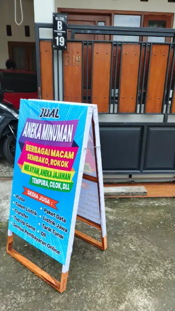 Pesan segitiga jagrak kayu plus banner mmt unt promosi pinggir jalan