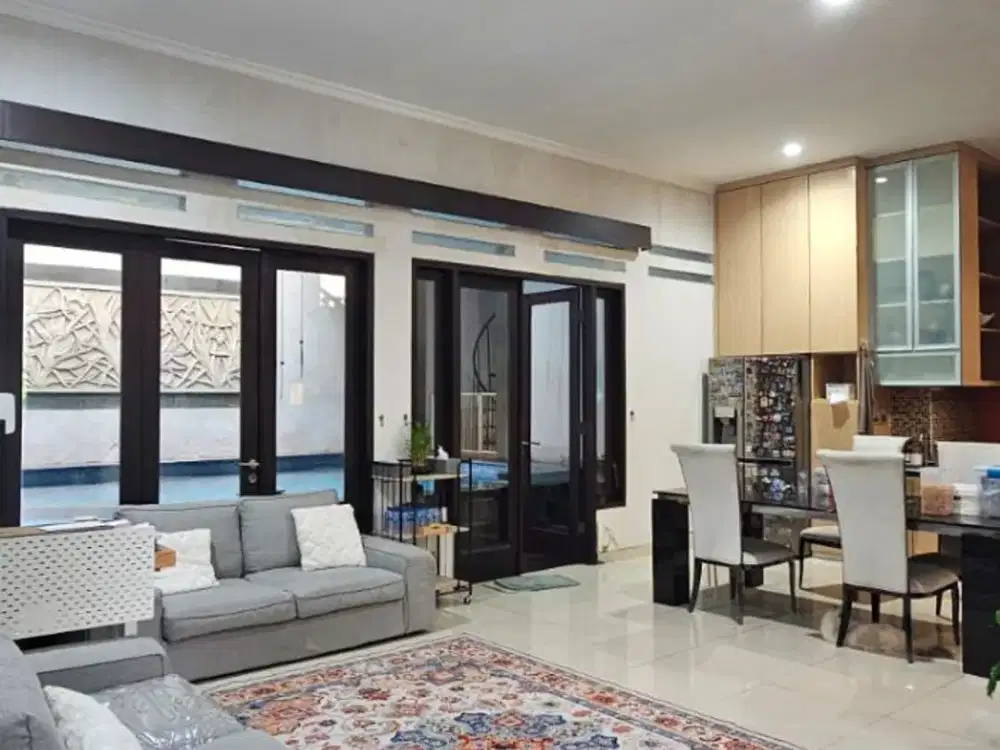 Dijual Rumah Cantik Strategis 3 Lantai Semi Furnished Ada Swimming Pool Dekat Pasar Modern Bintaro di Sektor 9 Bintaro Tangsel Lr-17250
