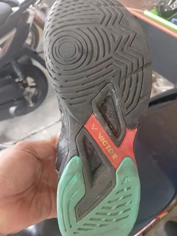 Sepatu bulu tangkis victor