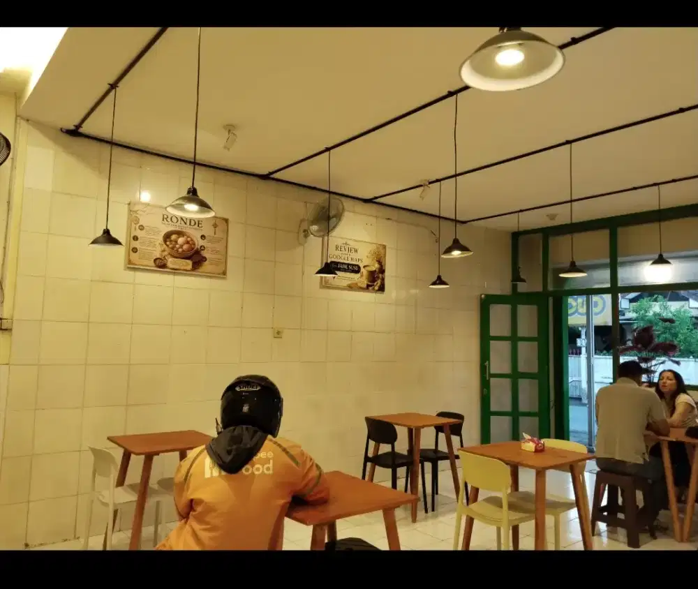 Karyawan pria untuk outlet kuliner