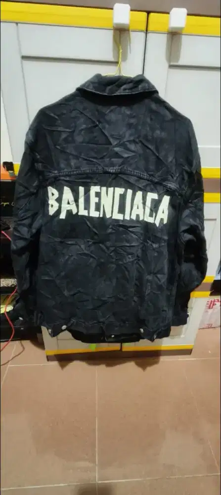 Jaket Balenciaga Denim ada krek manja