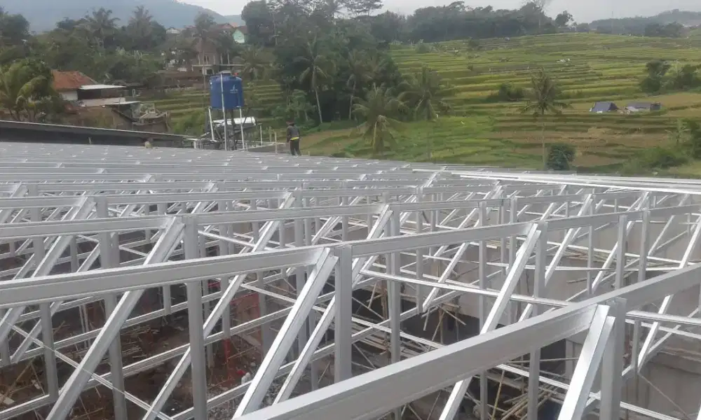 Rangka atap baja ringan