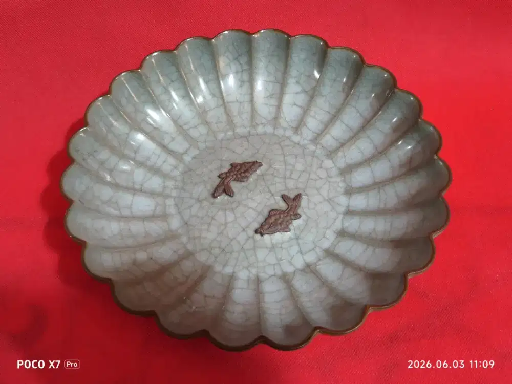 Piring antik motif ikan timbul