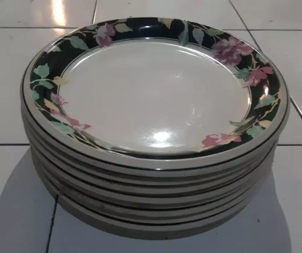Piring keramik motif