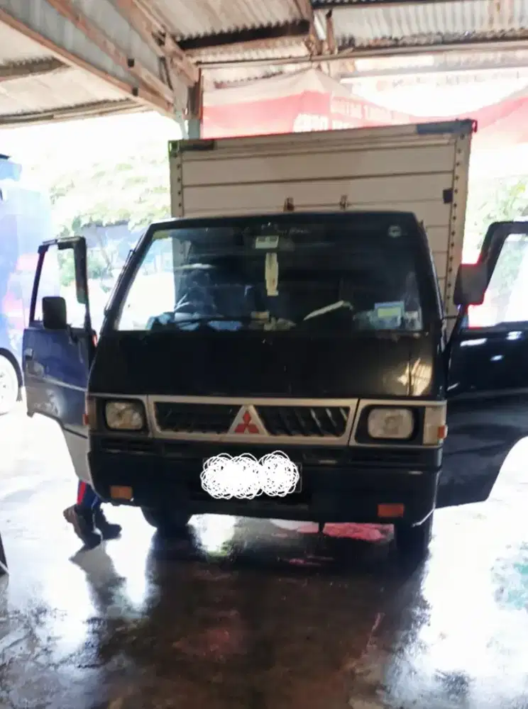 Mitsubishi L 300 Box tahun 2011