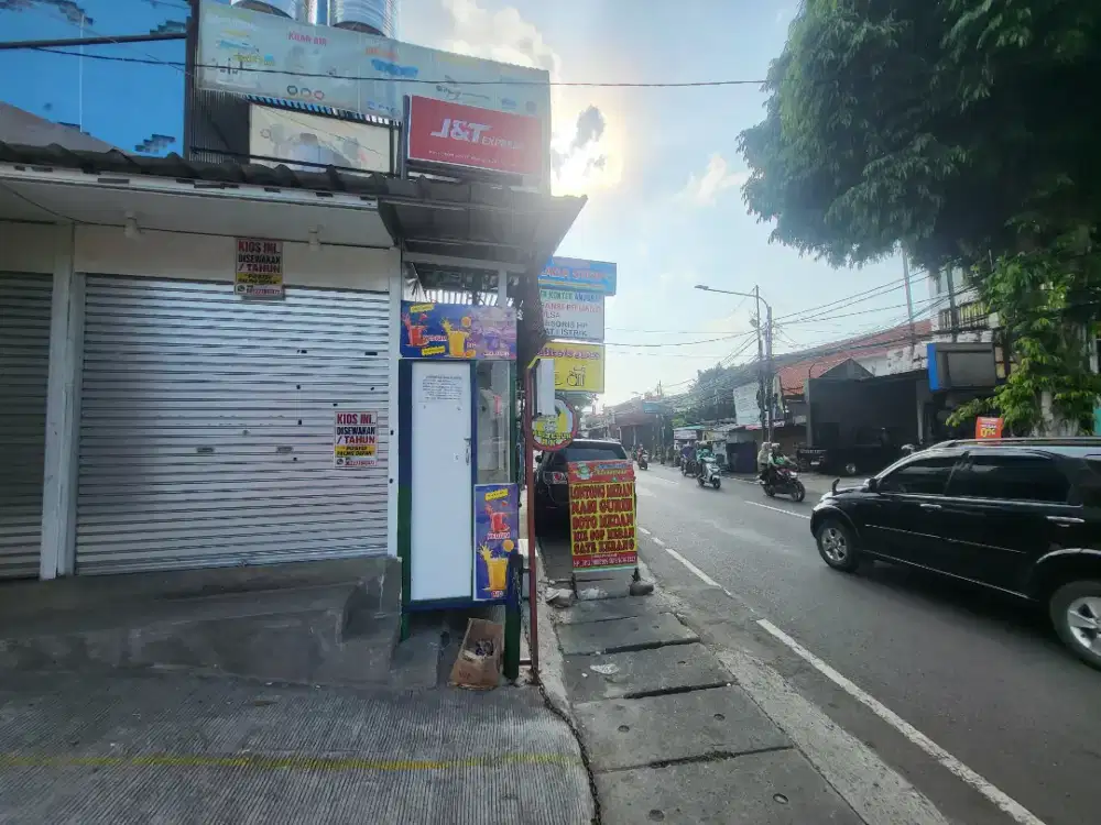 Disewakan Kios Paling Depan +Dapat Kanopi  + Parkir luas