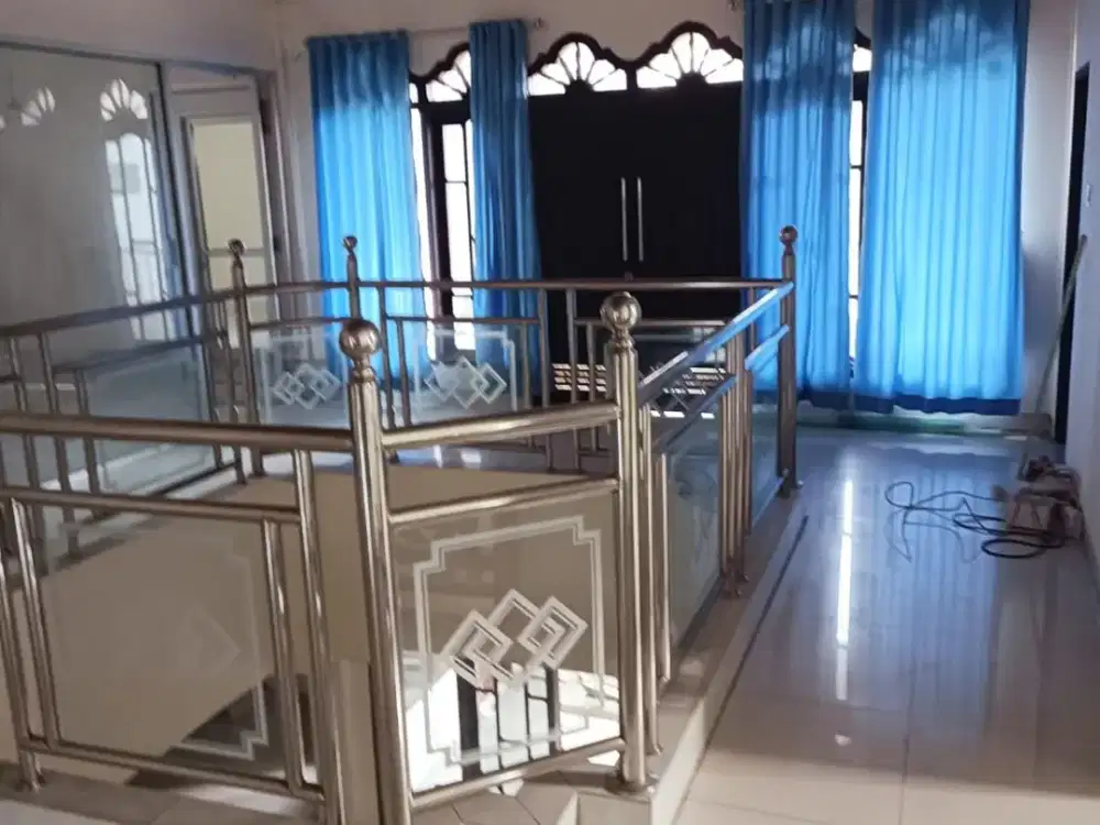 DIJUAL RUMAH 2 LANTAI LUAS 353 M2 LOKASI STRATEGIS SIAP PAKAI COCOK KANTOR / USAHA