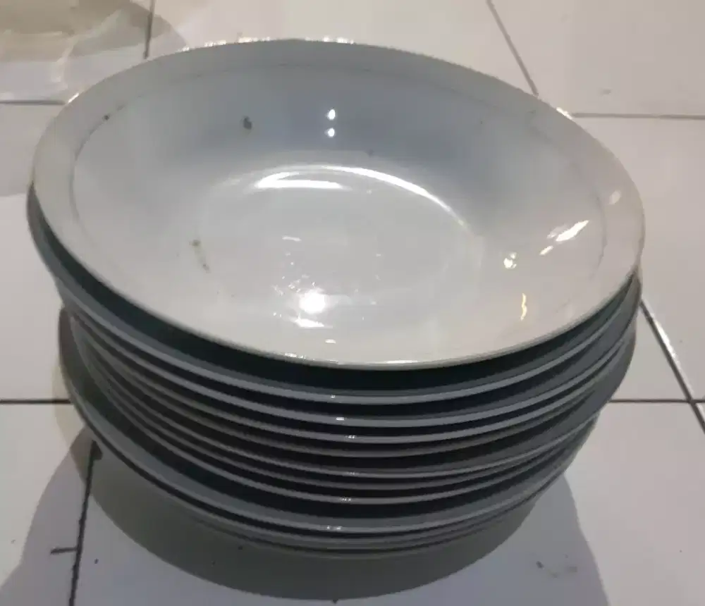 Piring makan keramik