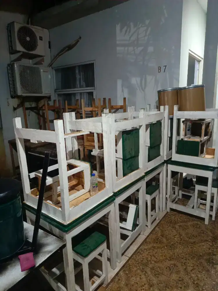 Meja Kursi Bongkarkan Kafe
