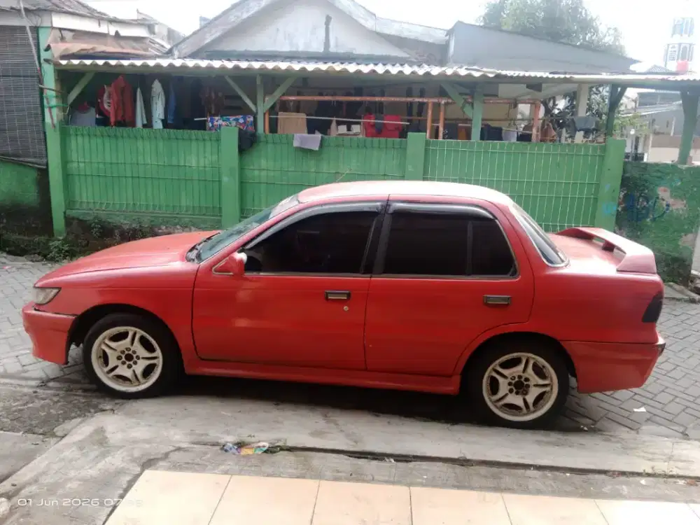Mitshubisi Lancer merah