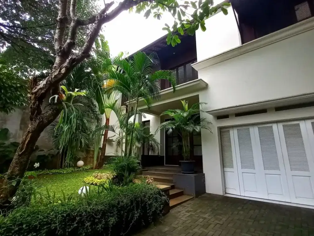 FOR RENT – Spacious Family House with Pool in Pejaten Barat. Easy Access To Pejaten Village Mall and Culynary Destinations