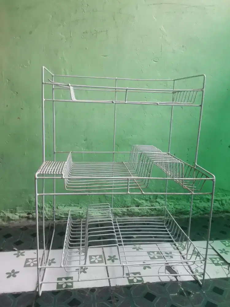 rak piring di meja