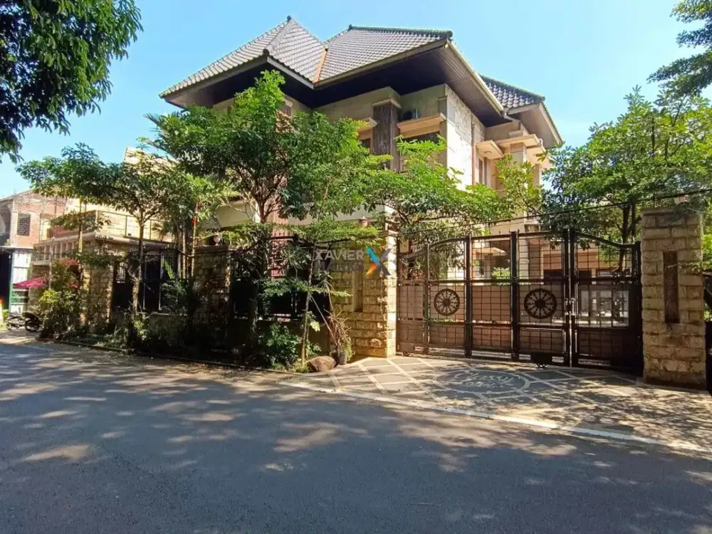 DIJUAL Rumah Mewah Terawat 2Lt Dg Area Parkir Luas Siap Huni Keamanan 24 Jam Kawasan Bebas Banjir Dekat Superindo dan Pasar Di Sawojajar