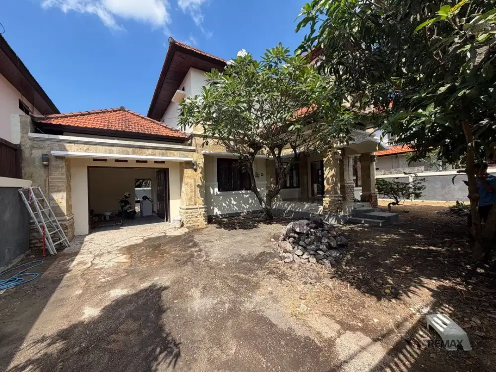 Rumah Luas Tanah 5.6 Are Dijual, di Kerobokan, dekat Highscope School