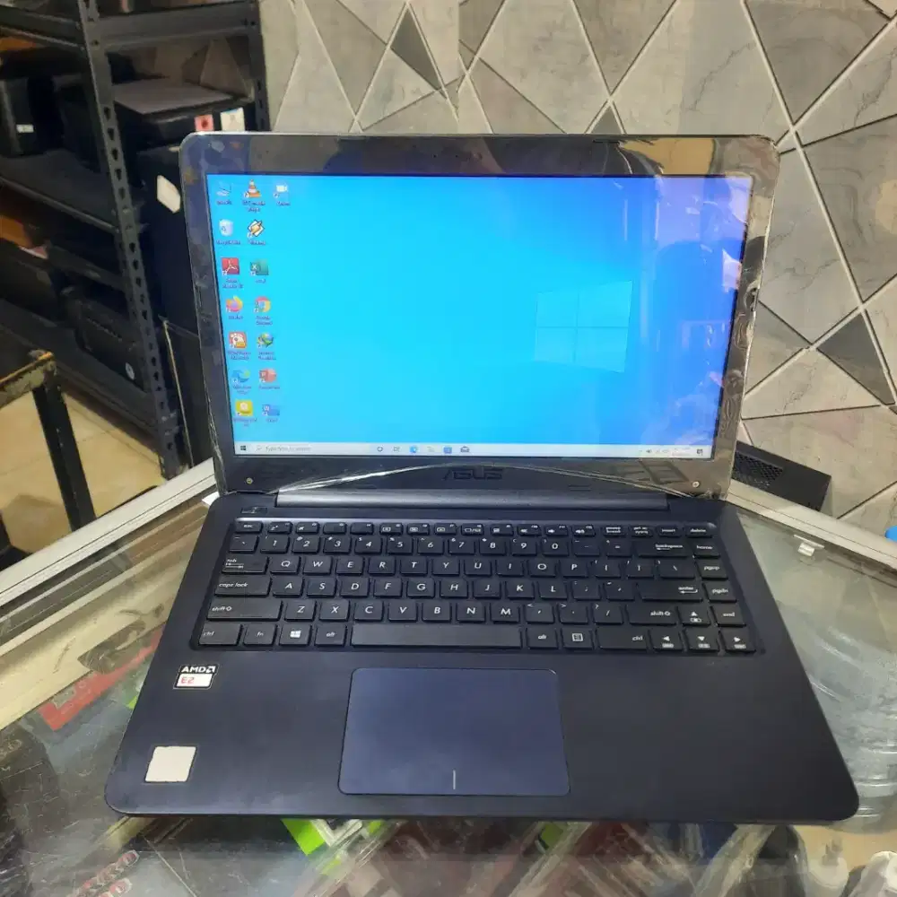 Asus E402W, AMD E2-6110, RAM 4GB, SSD 128GB, Layar 14 inch21