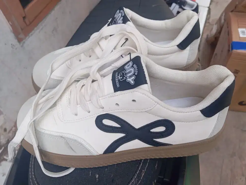 Sepatu DNY size 40