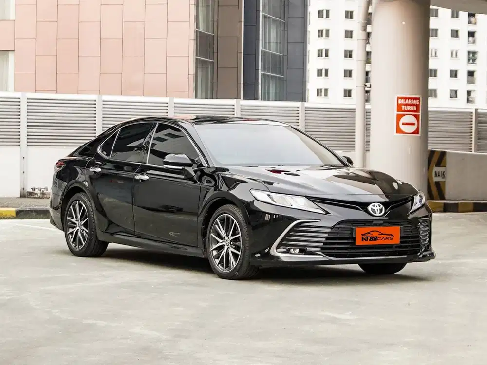 Camry V 2.5 AT Hitam 2022