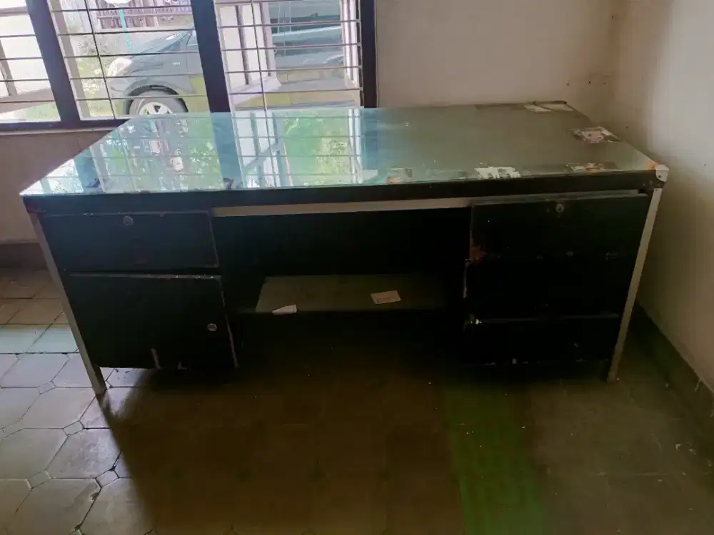 Meja kantor bekas