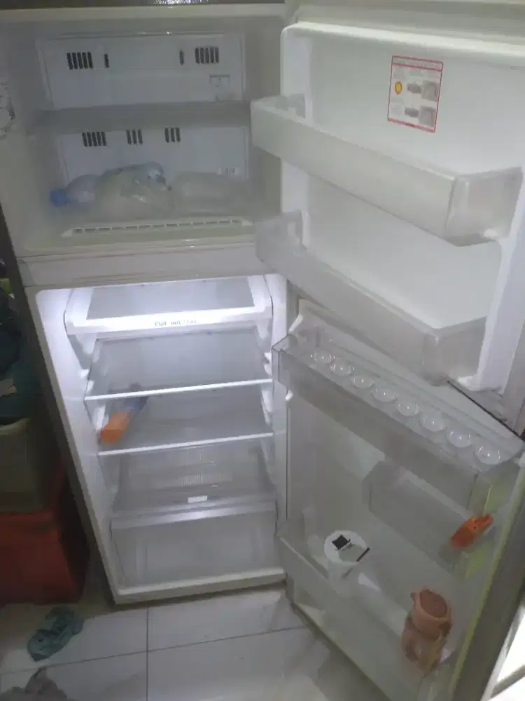 Kulkas 2pintu LG dingin beku