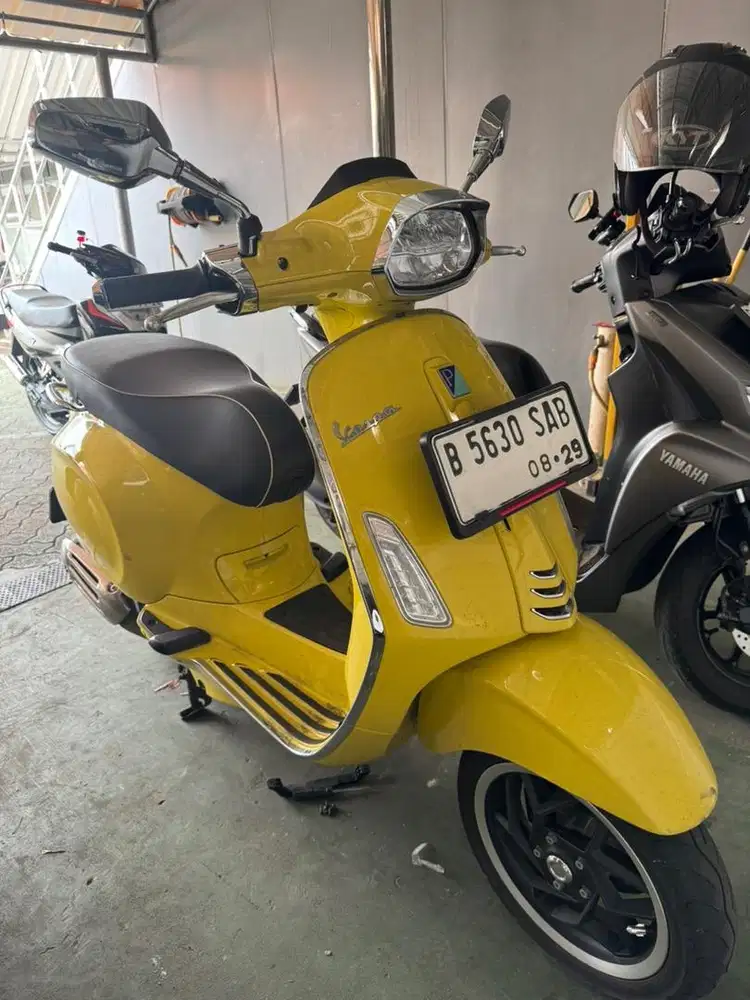 Vespa sprint 2024 kuning