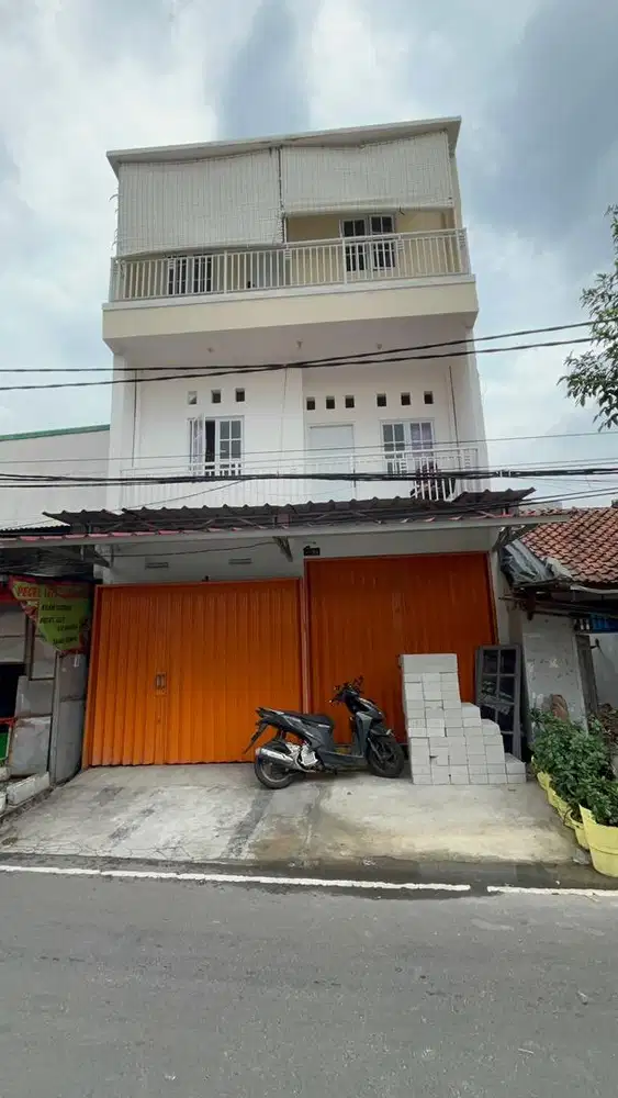 DIKONTRAKAN RUMAH 3 LANTAI