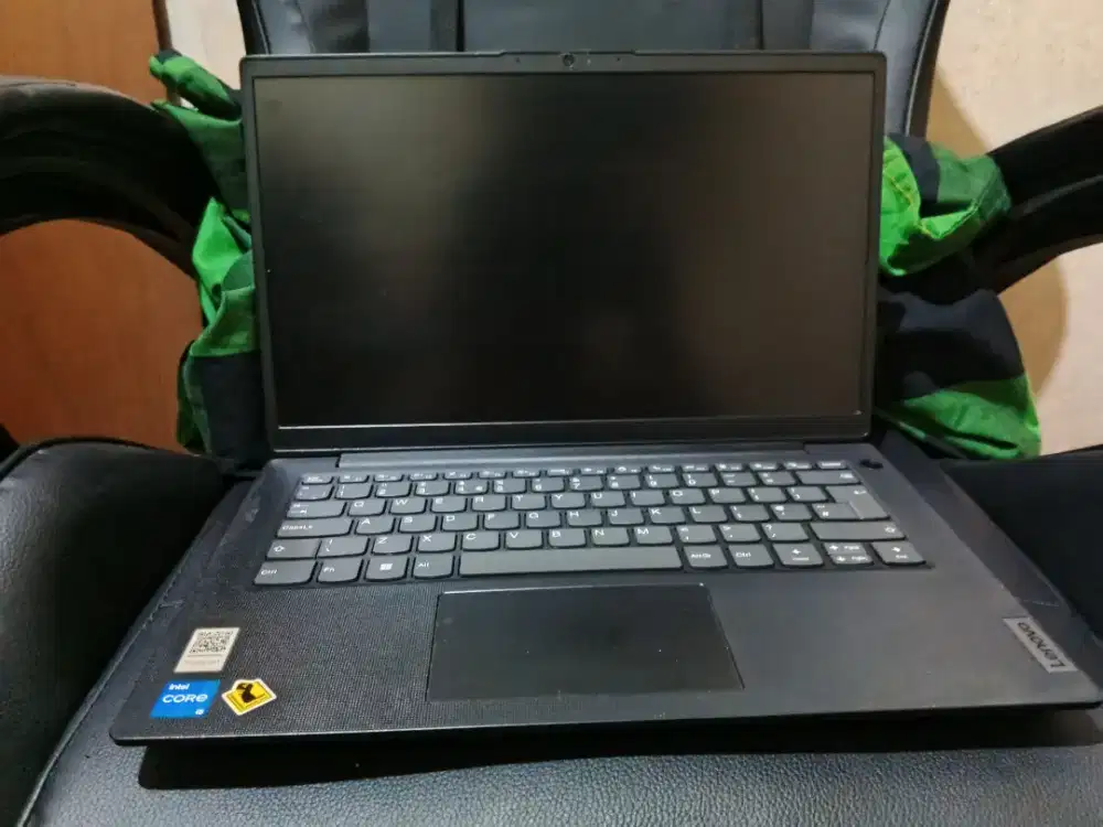Lenovo v14 ram 16 . ssd 512