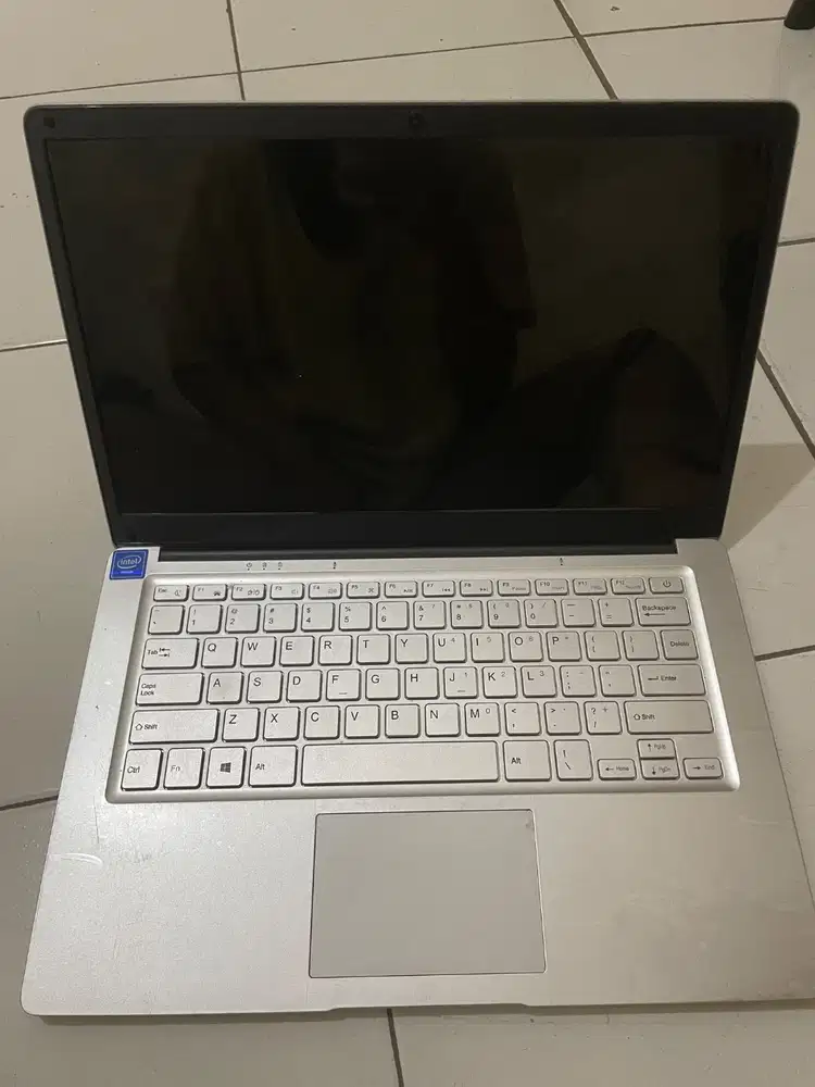 Di jual laptop second barang ori, kapasitas 8/128GB, Full set