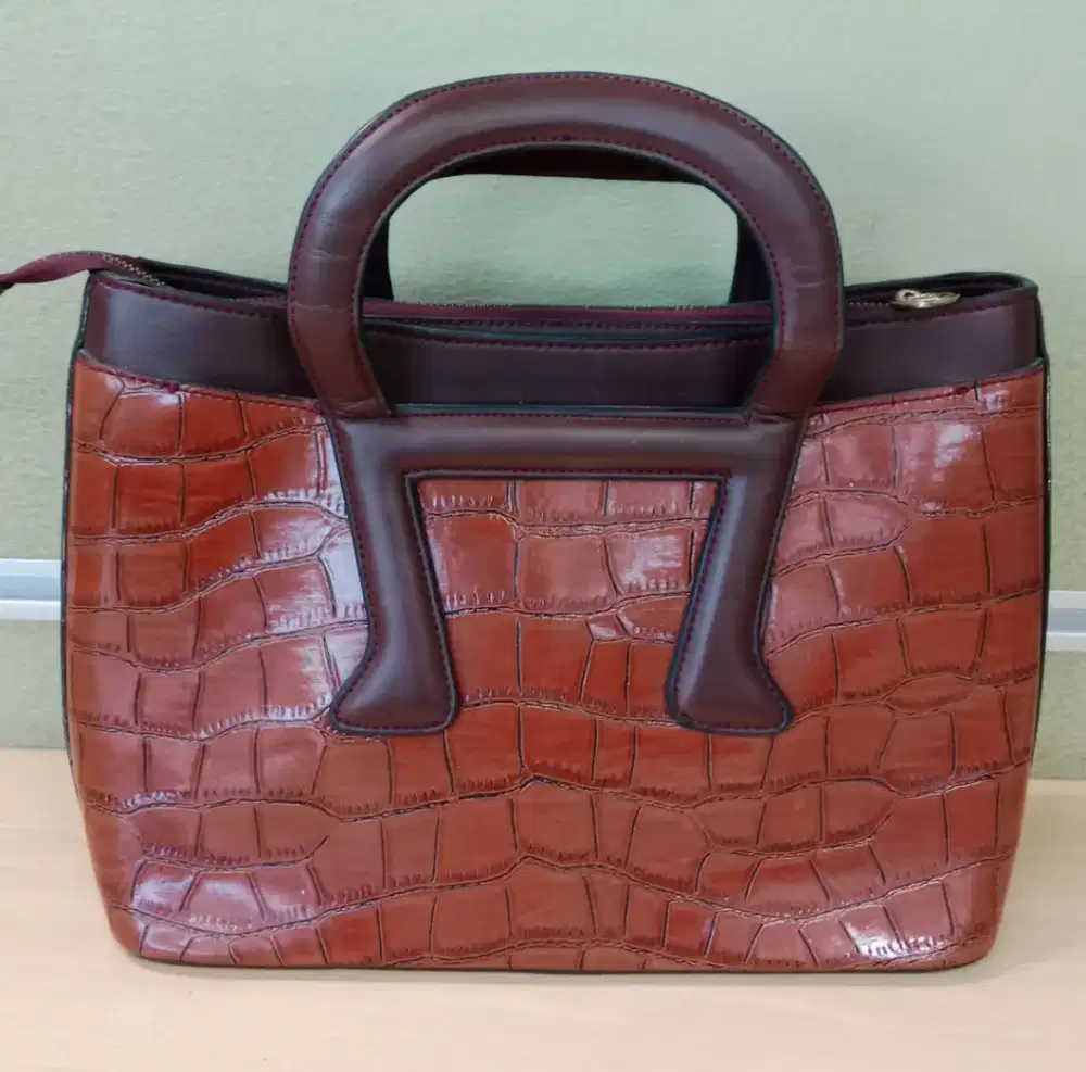 Tas Wanita Aigner