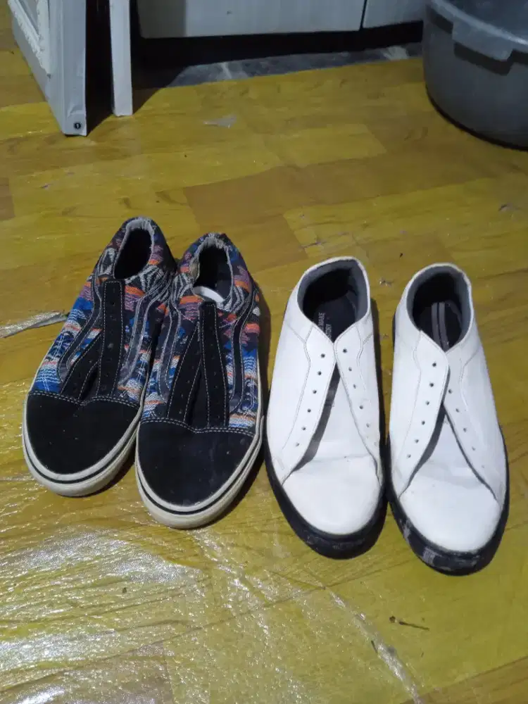 Jual 2 pasang sepatu ukuran 40 no minus