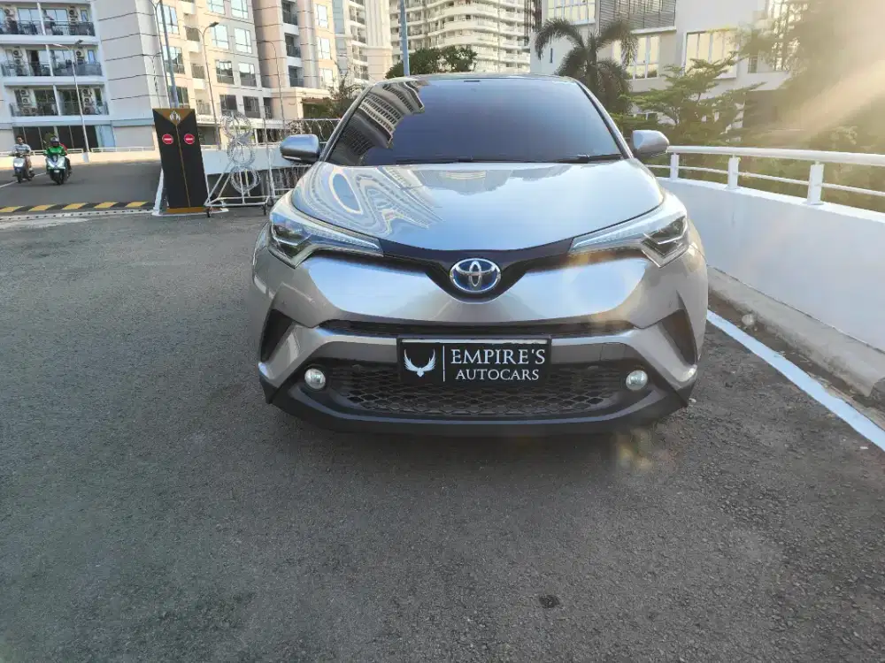 Toyota chr hybrid 1.8 irit sekali tangan pertama full spek terawat