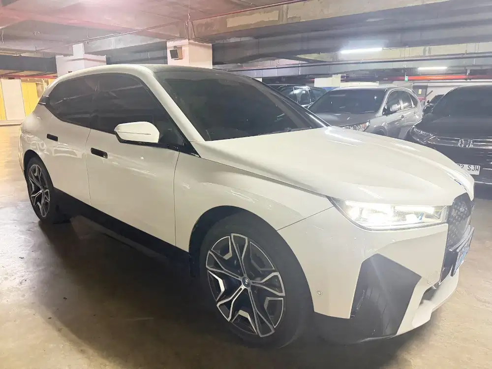 BMW IX 50 BLACK ON MOCHA - 523 HP
